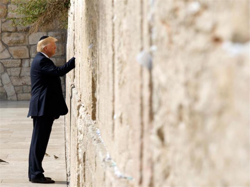 Trump will Friedensprozess in Nahost ankurbeln Donald Trump ist der erste US-Präsident, der die Klagemauer in der Altstadt von Jerusalem während seiner Amtszeit besucht. Foto: Evan Vucci