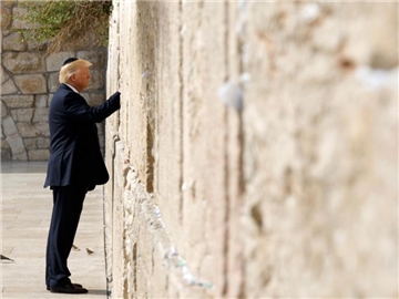 Donald Trump ist der erste US-Präsident, der die Klagemauer in der Altstadt von Jerusalem während seiner Amtszeit besucht. Foto: Evan Vucci