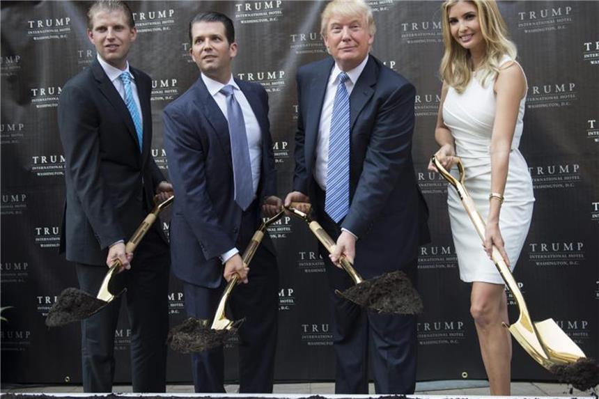US-Staatsanwältin verklagt Trump und dessen Kinder Donald Trump, seine Söhne Eric (l.) und Donald Jr (2.v.l.) und Tochter Ivanka. Foto: Shawn Thew/EPA