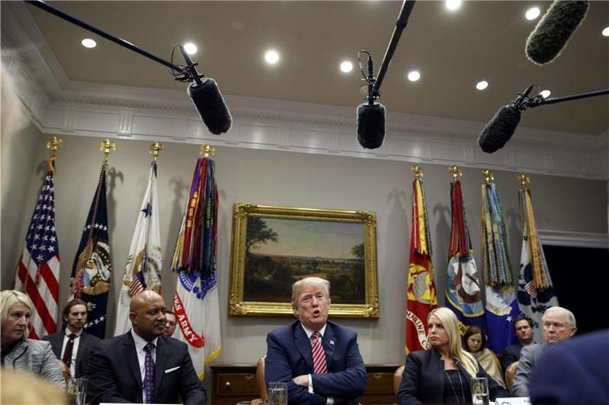 Donald Trump spricht bei einem Treffen mit Parlamentariern aus Bundesstaaten und Sheriffs zum Thema Sicherheit in Schulen. Foto: Evan Vucci/AP