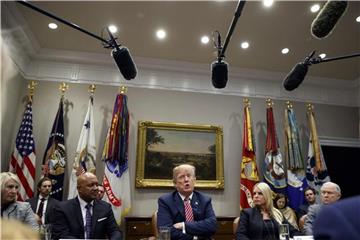 Donald Trump spricht bei einem Treffen mit Parlamentariern aus Bundesstaaten und Sheriffs zum Thema Sicherheit in Schulen. Foto: Evan Vucci/AP