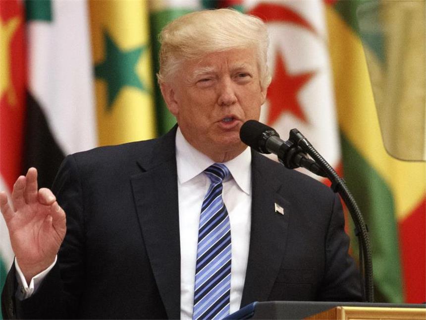 Trump sucht Anti-Terror-Allianz mit Muslimen Donald Trump spricht im König-Abdulaziz-Kongresszentrum in Riad. Foto: Evan Vucci