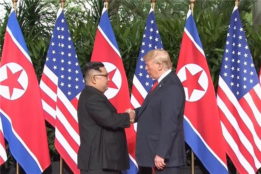 Trump und Kim feiern Gipfel als Erfolg Donald Trump und Kim Jong Un bei ihrem ersten Treffen. Foto: Host Broadcaster Mediacorp Pte Ltd Pool