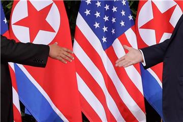 Donald Trump und Kim Jong Un reichen sich die Hände. Foto: Evan Vucci/AP