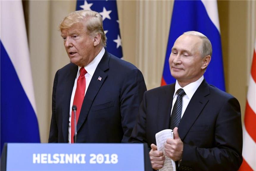 Der Trumpsche Versprecher Donald Trump und Wladimir Putin (r) geben eine gemeinsame Pressekonferenz. Foto: Jussi Nukari/Lehtikuva
