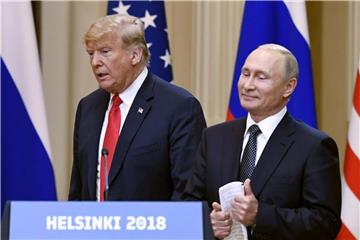 Donald Trump und Wladimir Putin (r) geben eine gemeinsame Pressekonferenz. Foto: Jussi Nukari/Lehtikuva