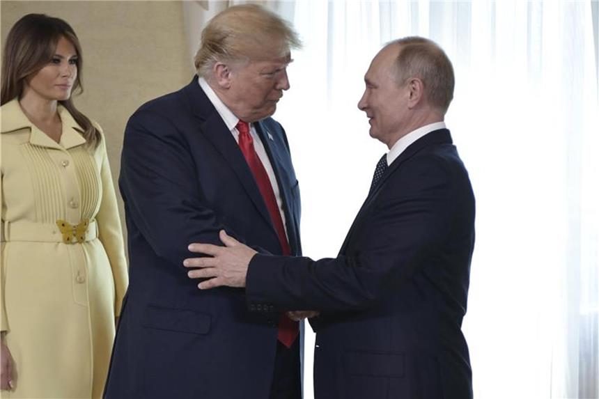Internationales Presse-Echo auf Trumps Treffen mit Putin Donald Trump und Wladimir Putin (r) geben sich die Hand vor ihrem bilateralen Treffen. Foto: Alexei Nikolsky/Pool Sputnik Kremlin