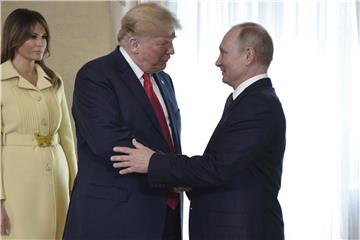 Donald Trump und Wladimir Putin (r) geben sich die Hand vor ihrem bilateralen Treffen. Foto: Alexei Nikolsky/Pool Sputnik Kremlin