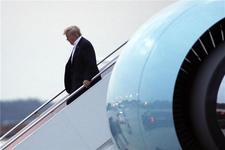 US-Reaktionen; Erst Feuer und Wut, jetzt alles gut? Donald Trump verlässt nach seiner Landung auf der Andrews Air Force Basis die Air Force One. Foto: Alex Brandon/AP