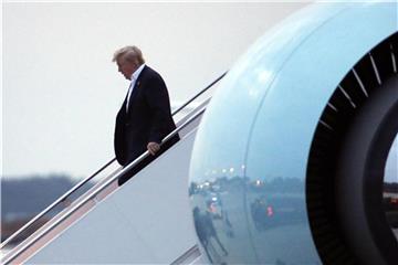 Donald Trump verlässt nach seiner Landung auf der Andrews Air Force Basis die Air Force One. Foto: Alex Brandon/AP