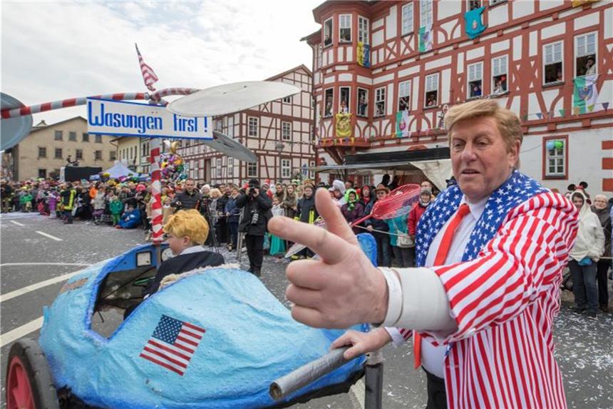 Arm in Arm mit Merkel und Trump: Trend-Kostüme für Karneval Donald Trump war bereits im Jahr 2017 bei vielen Festumzügen ein Thema - auch in dieser Saison wird man ihn wieder sehen. Foto: arifoto UG/dpa-Zentralbild/dpa-tmn