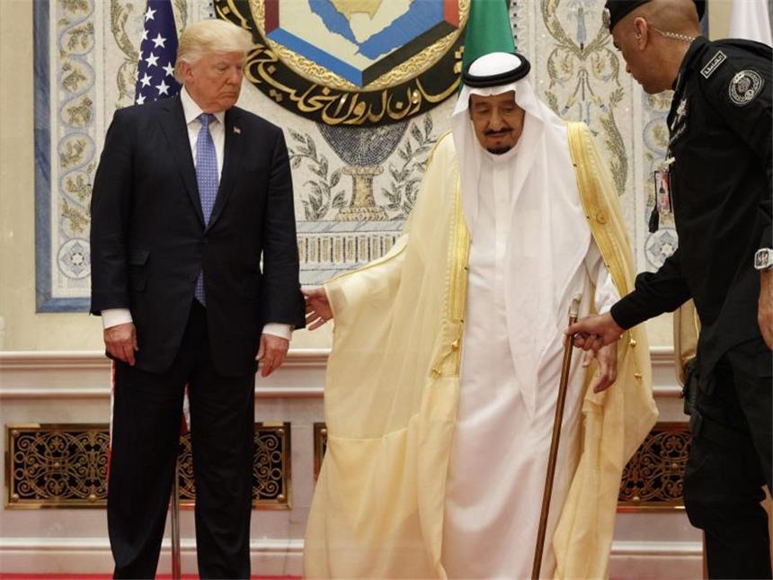 Trump sucht Anti-Terror-Allianz mit Muslimen Donald Trump zusammen mit dem saudischen König Salman. Foto: Evan Vucci