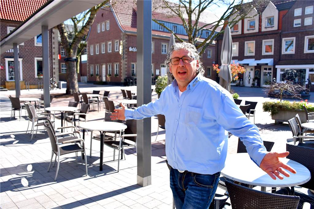 Donato Masella vom Eiscafé San Remo, hier ein Foto aus dem Vorjahr, würde gerne wieder öffnen. Aber er wünscht sich eine echte Perspektive.