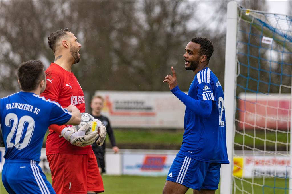 Holzwickeder SC kann trotz Nullnummer gegen Iserlohn zufrieden sein Dondre Robinson (r.) vom Holzwickeder SC und FCI-Keeper Daniel Dreesen waren in dieser Szene offenbar nicht einer Meinung.