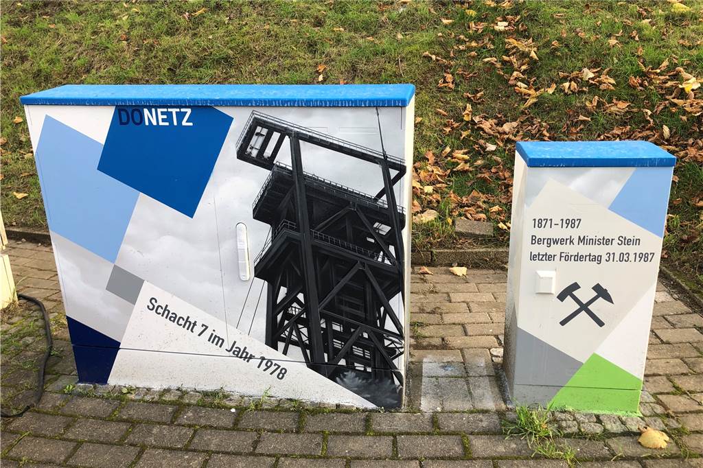 Bergmann weist nun gut sichtbar auf Evings Zechengeschichte hin Donetz hat die Stromkästen vor dem neuen Denkmal mit Bergbaumotiven versehen lassen