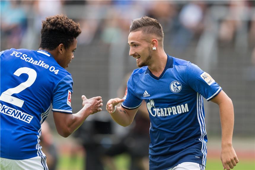 So läuft es für Schalkes ausgeliehene Spieler Donis Avdijaj (r.).