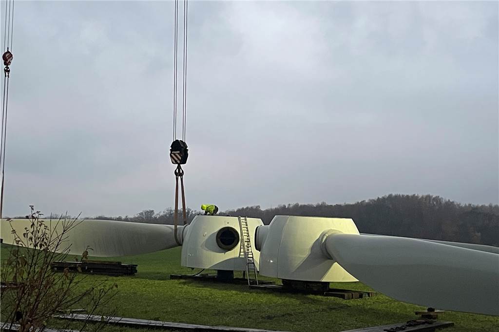 Riesen-Krane zerlegen Windrad: Spektakuläre Baustelle auf Schwerin
