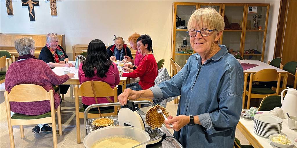 Inflation und kleine Rente: „Wir haben unser Haus schon verkauft“ Christel Kieffer backt Waffeln beim Kaffeetrinken der Diakonie im Gemeindehaus Stift
