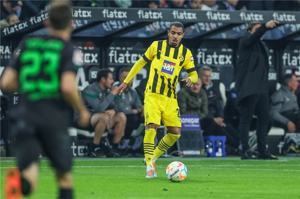 Die BVB-Euphorie ist längst verflogen: Dortmund befindet sich in einem bedenklichen Zustand Donyell Malen treibt den Ball nach vorne.