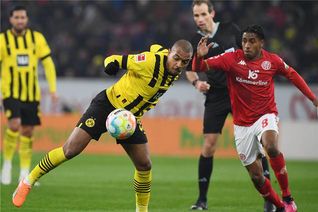 BVB hat den Titelgewinn nicht mehr in der Hand Donyell Malen nimmt den Ball an.