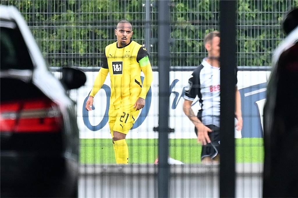 Donyell Malen schaut Richtung Ball.