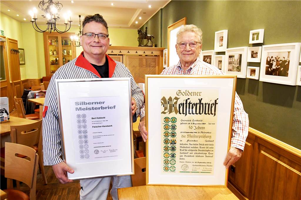 Für Kenner und Fans: In Recklinghausen gibt es meisterhafte Pferdeklopse Heinrich Hobbld (r.) zeigt seinen Goldenen Meisterbrief, Sohn Bert den silbernen.