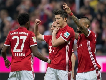 Doppel-Torschütze Robert Lewandowski (M.) prellte sich die Schulter. Foto: Sven Hoppe