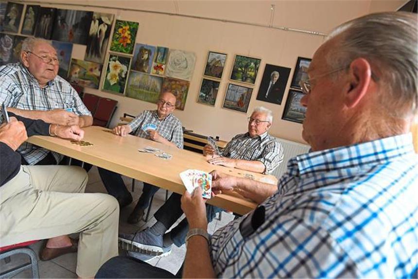 Alte Füchse kloppen Doppelkopp Doppelkopf zu fünft spielen die Männer, die sich seit zehn Jahren beim Spielnachmittag des Heimatvereins treffen. Im Bild (v.l.) Theo Rosery, Bernhard Depenbrock, Alois Holtkamp und Wilhelm Mensing.