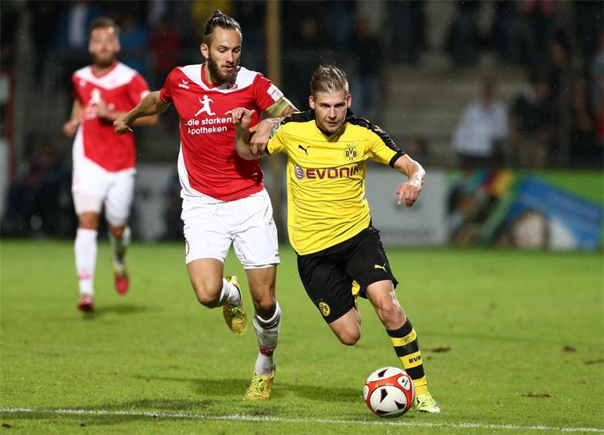 BVB II siegt 2:1 gegen Fortuna Köln - Ioannidis geht Doppelpack im Test gegen Fortuna Köln: Tammo Harder (r.).