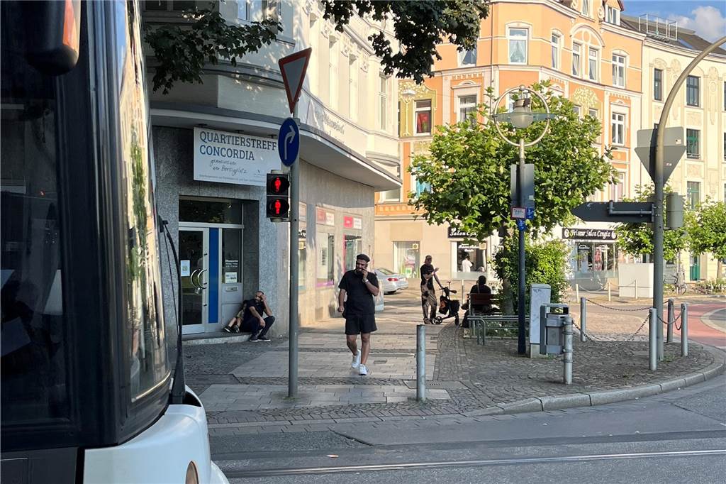 „Lebensgefährlich“: Experte prangert Missstände in der Nordstadt an Doppelrot: Wenn die Tram sich nähert, springt die Ampel auf Rot - eine Grünphase gibt es nicht.