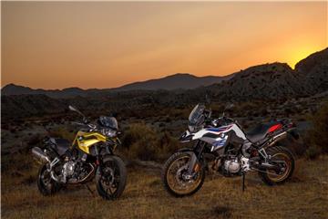 Doppelte Neuauflage: BMW hat seine Reiseenduros für die Mittelklasse neu konstruiert - die GS-Modelle F 750 und F 850 (rechts) sollen im Frühjahr 2018 auf den Markt kommen. Foto: Joerg Kuenstle/BMW/dpa-tmn