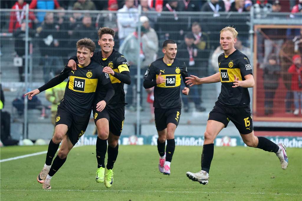 BVB-U23 verpasst nach spätem Gegentor Auswärtssieg in Cottbus: „Das müssen wir uns ankreiden“ Julian Hettwer bejubelt ein Tor.