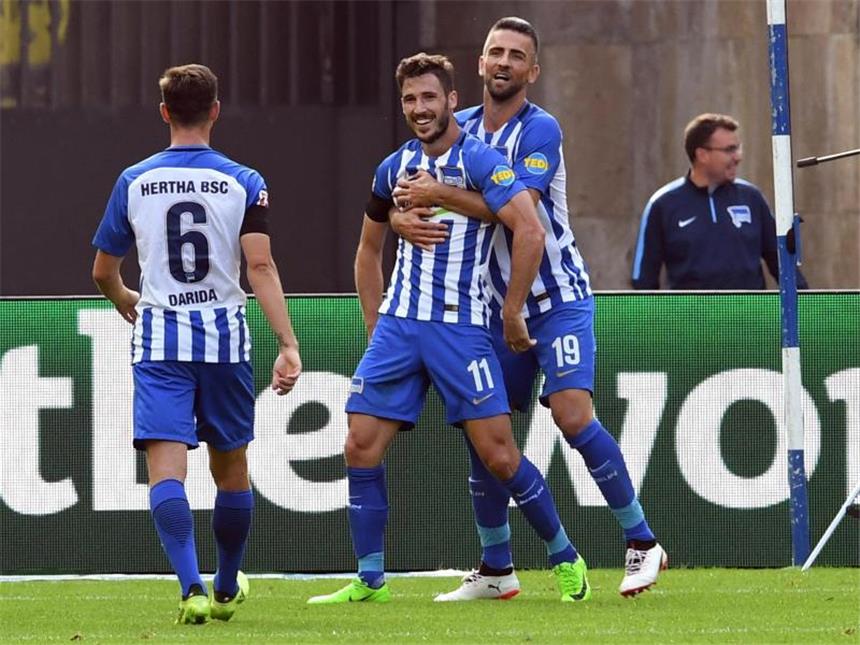 Doppeltorschütze Mathew Leckie führte seine Hertha zum 2:0-Sieg über Stuttgart. Foto: Maurizio Gambarini