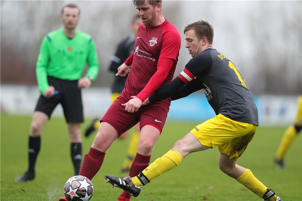 Traumtor, Torwartfehler und Blitz-Comeback: Sechs-Tore-Schlagabtausch zwischen SC Capelle und WSC II Doppeltorschütze Michael Aschoff (l.) vom Werner SC II und SC-Capelle-Kapitän Simon Walter gehörten zu den besten Spielern beim packenden 3:3-Unentschieden.