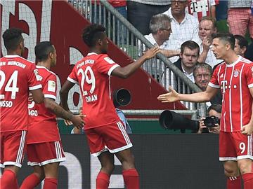 Doppeltorschütze Robert Lewandowski (r) wird von seinen Bayern-Teamkollegen Kingsley Coman, Corentin Tolisso und Thiago beglückwünscht. Foto: Carmen Jaspersen