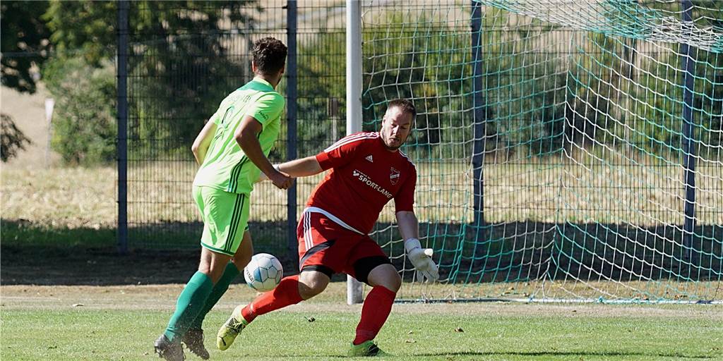 SV Bausenhagen ist Tabellenführer nach Sieg über den TuS Niederaden – Mesic schießt Eigentor Doppeltorschütze Robin Erdmann (l.) überwindet hier TuS-Keeper Marcel Möller zum 2:0.
