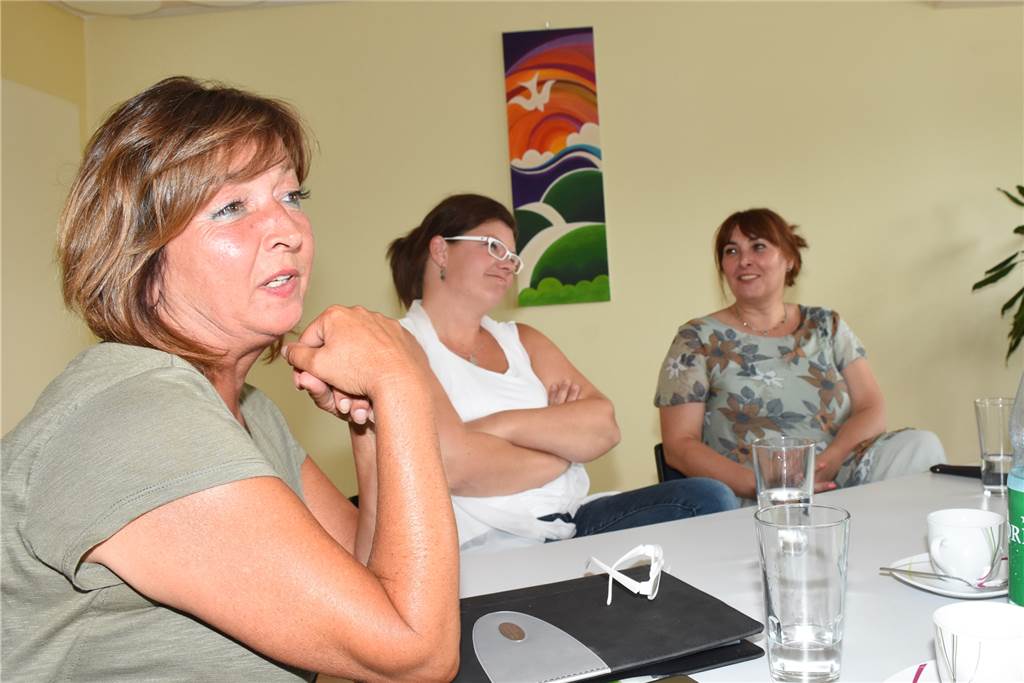 Sterbebegleitung im Pflegeheim: „Wenn jemand bald stirbt, merkt man das einfach“ Doreen Werner, Nora Mause und Svetlana Schmidtke (v.l.)