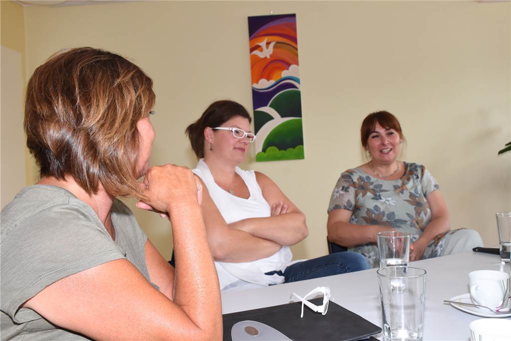 Sterbebegleitung im Pflegeheim: „Wenn jemand bald stirbt, merkt man das einfach“ Doreen Werner, Nora Mause und Svetlana Schmidtke (v.l.)