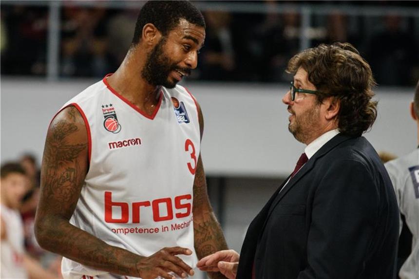 84:81 gegen Barcelona: Bamberger Aufholjagd wird belohnt Dorell Wright, im Gespräch mit Trainer Andrea Trinchieri, war gegen Barcelona mit 16 Punkten bester Werfer für Bamberg. Foto: Nicolas Armer