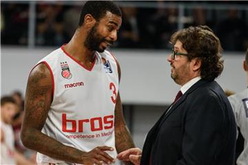 Dorell Wright, im Gespräch mit Trainer Andrea Trinchieri, war gegen Barcelona mit 16 Punkten bester Werfer für Bamberg. Foto: Nicolas Armer