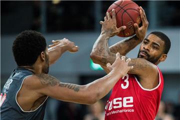 Dorell Wright (r) spielt in der Bundesliga für Brose Bamberg. Foto: Nicolas Armer