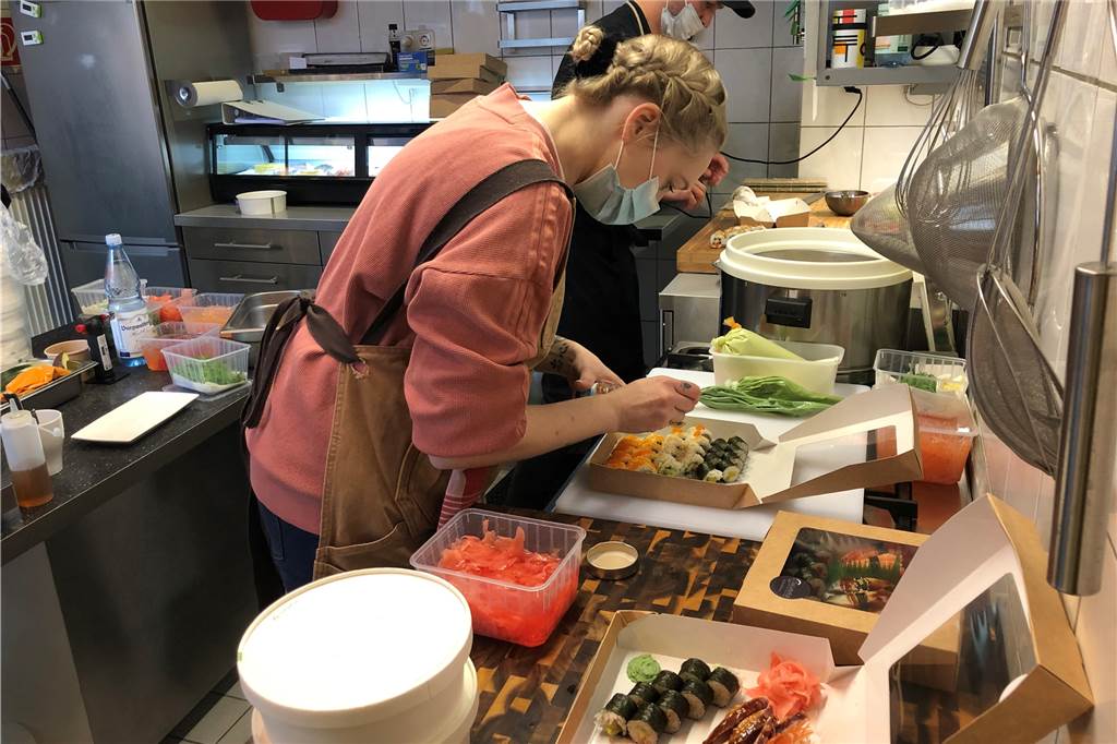 Dorina Neumann bei der Arbeit an einer Bestellung.