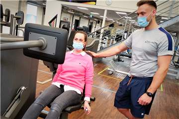 Dorina probiert ein Gerät vom Zirkeltraining aus. Fitnesstrainer Timon Hildebrandt erklärt ihr die genauen Funktionen. Foto Gewert