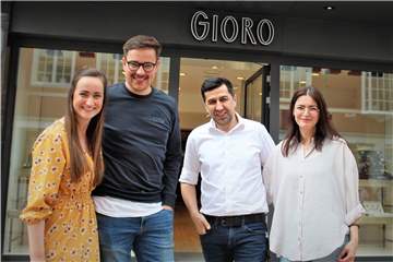 Dorina und Martin suchen sich beim neuen Juwelier Gioro in Dorsten ihre Eheringe aus. Hier mit Geschäftsinhaber Berkan Tatar und seiner Frau und Mitinhaberin Duygu Tatar. Foto Gewert