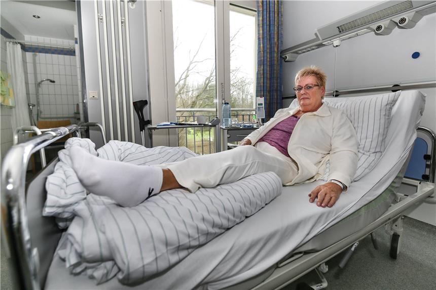 Nach Unfall in U43: 72-Jährige kann Monate nicht laufen Doris Ehrlich wird wohl nach dem verhängnisvollen Sturz des dicken Mannes die nächsten Monate nicht laufen können. Sie liegt jetzt im Knappschaftskrankenhaus.