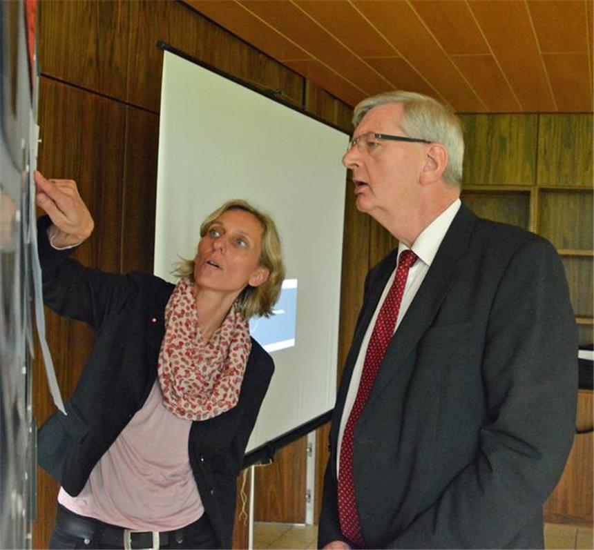 Caritas plant neue Tagespflege in Südkirchen Doris Hinkelmann, Ressortleiterin Pflege und Betreuung bei der Caritas, erläuterte Karl Schiewerling die Pläne für die Tagespflege in Südkirchen.