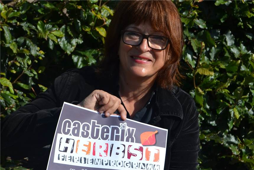 Doris Spangenberg vom Team Jugendarbeit der Stadt macht Werbung für das Casterix-Herbstferienprogramm.