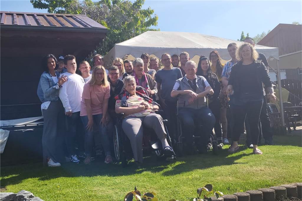 Wie ein Derwisch hinterm Tresen: Ein Nachruf auf Oma Mühle Viele Menschen stehen für ein Foto zusammen
