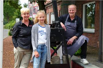 Doris und Thomas Enning mit Tochter Marie an der schwarz-weißen "Barriere", die dem Restaurant ihren Namen gibt.