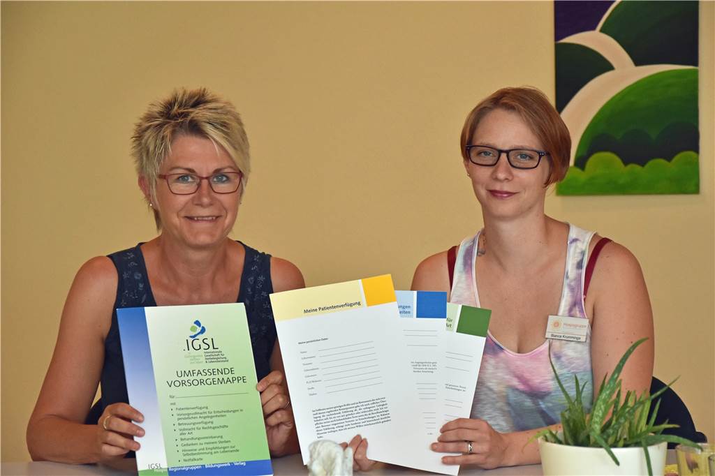 Patientenverfügung und Vorsorgevollmacht: Mitten im Leben fürs Lebensende vorsorgen Dorothea Stockmann (l.) und Bianca Krumminga von der Hospizgruppe Selm-Olfen-Nordkirchen helfen beim Ausfüllen von Vollmachten.